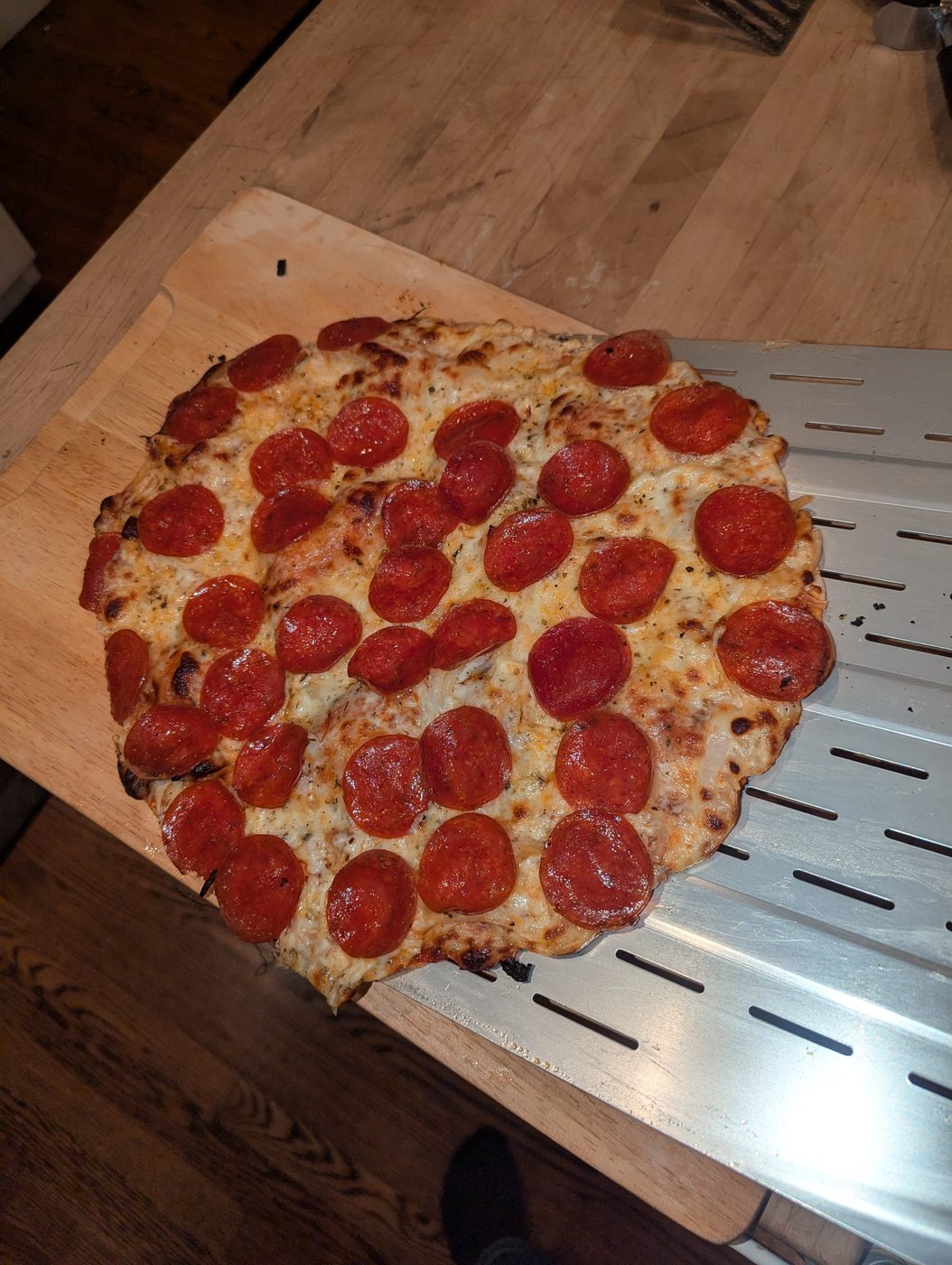 Baked pepperoni pizza close-up